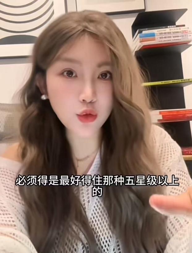 “真是让人开了眼了！”一对小情侣盘算着出去玩，结果因为住宿问题直接翻了车。女孩自