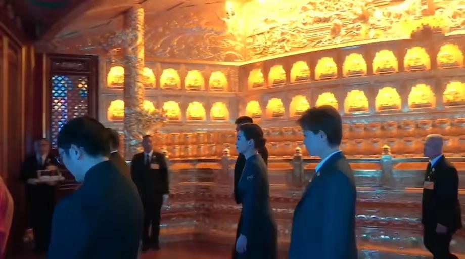 11月15日，泰国玛哈国王与苏提达王后在人民英雄纪念碑献花致敬后，前往北京灵光寺