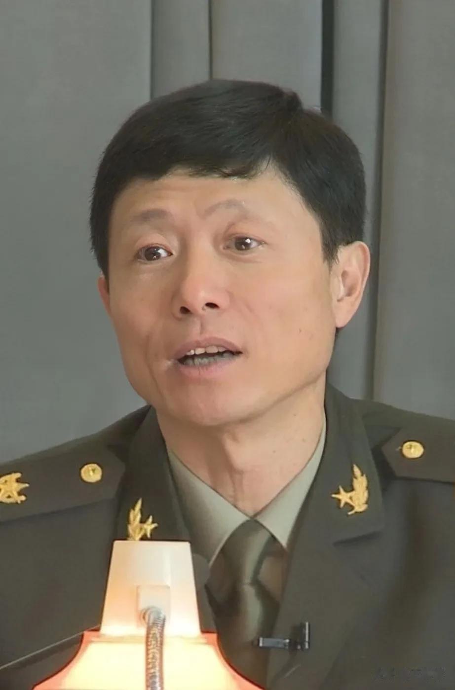 一次，大学教授艾跃进演讲，对同学们说：有一句话，我很反感，说到年轻人的目标是什么