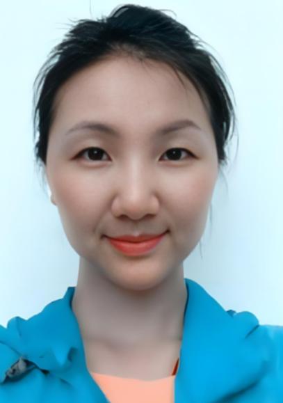 2012年，一架飞往乌鲁木齐的客机升至5000米高空时，一位空姐突然推着餐车猛撞