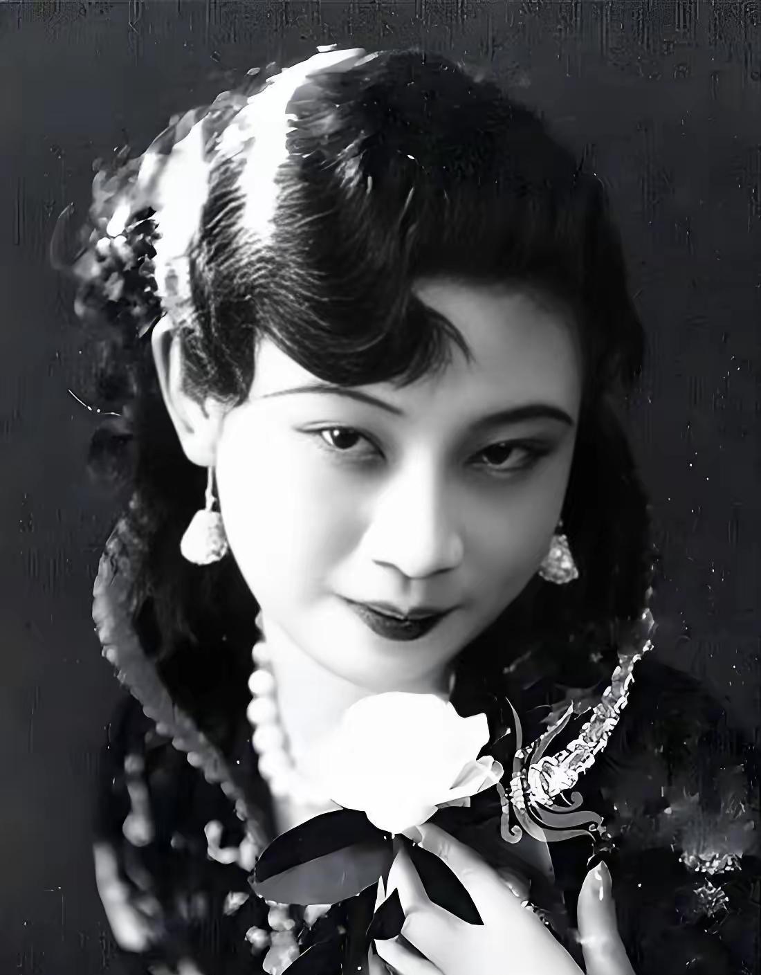 当年军统有个头号女特工，跟日本军官跳舞，对方竟伸手摸她旗袍开衩，她笑着就把沾了毒