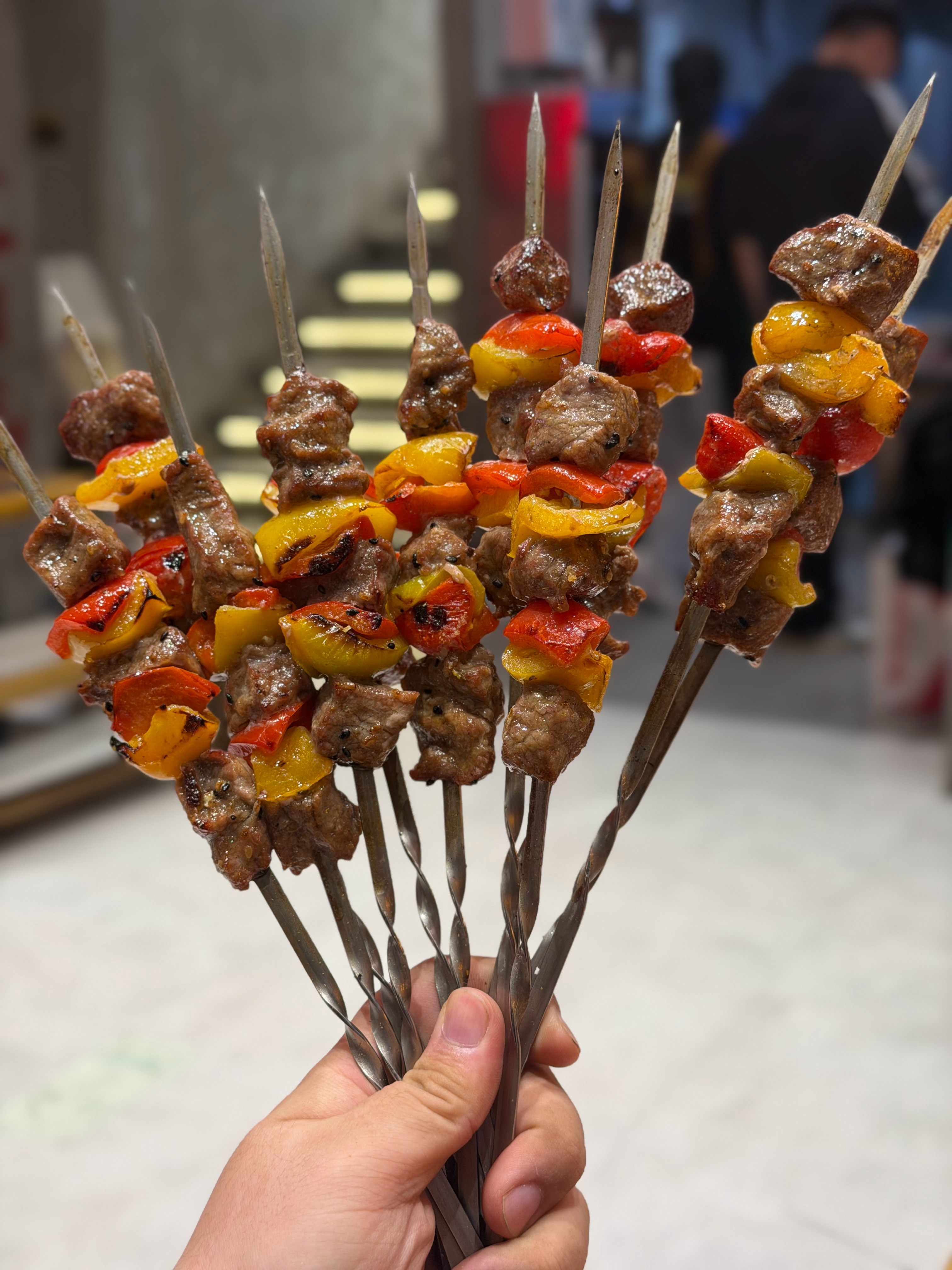 生酮局  只吃牛肉串 赵娜会吃一点豆制品和馒头片，她碳水缺口 