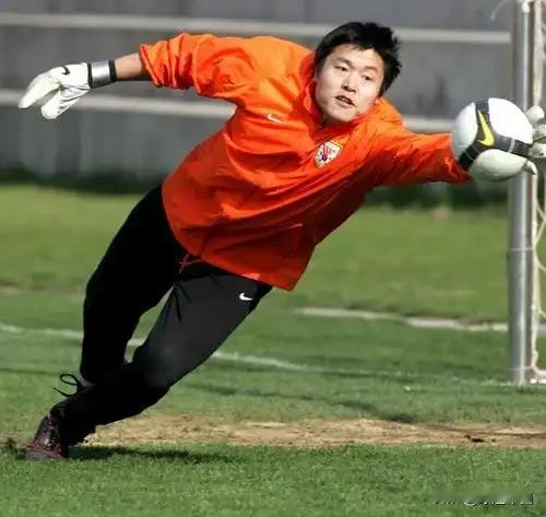 李雷雷走上守门员之路，完全是受父亲影响。他回忆：“从小我就跟父亲去训练场边看他指