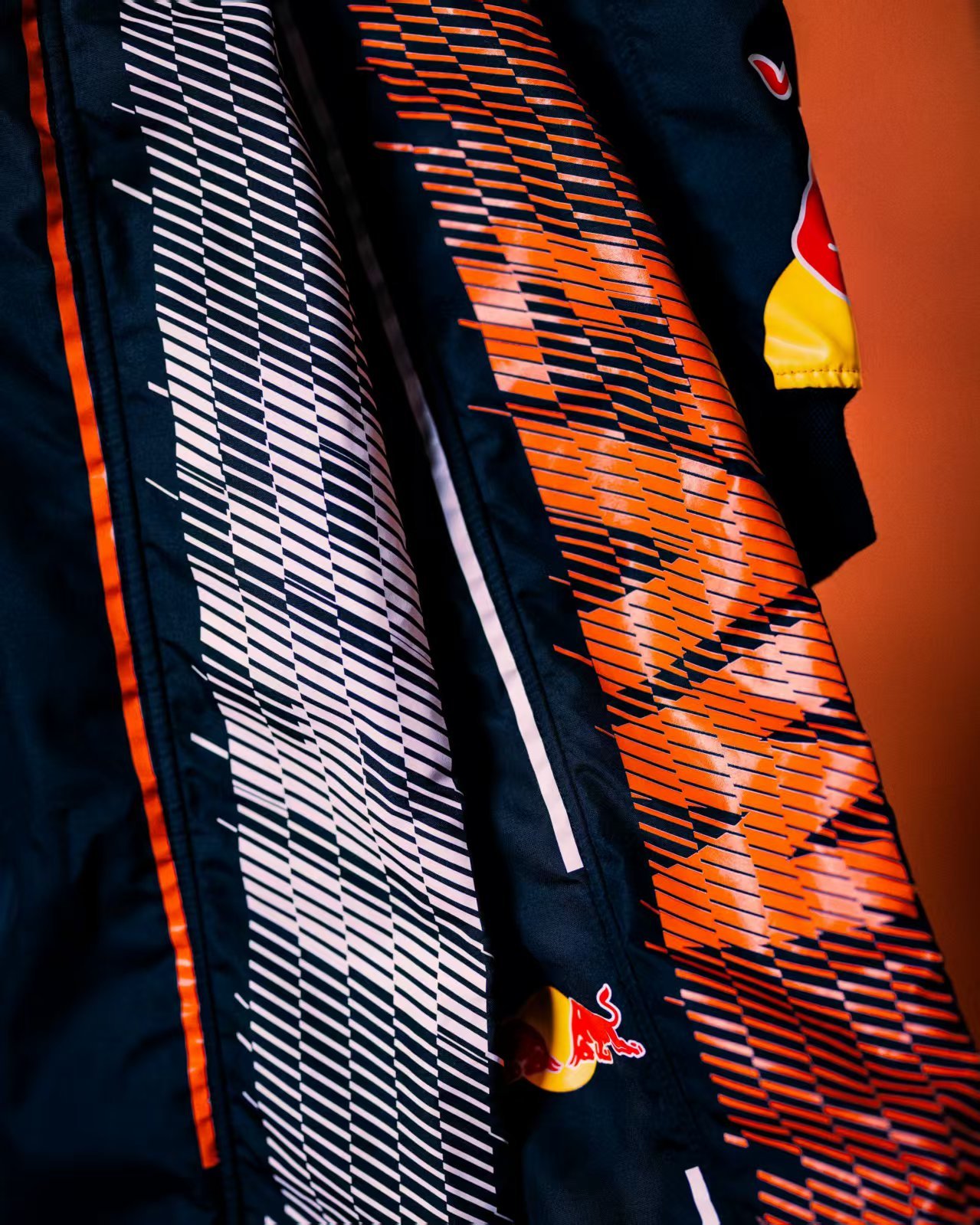 上身效果🈶这个“3”号的logo设计和侧边的MV3真美©️redbullrac