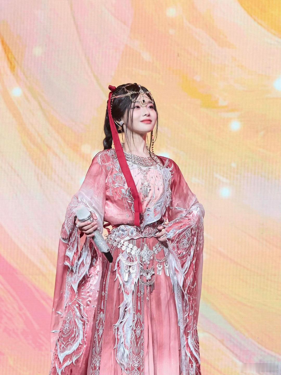 黄霄雲巡演江浙沪路人粉战斗力去年上海、宁波巡演全部卖光，打下扎实路人基础，今年杭