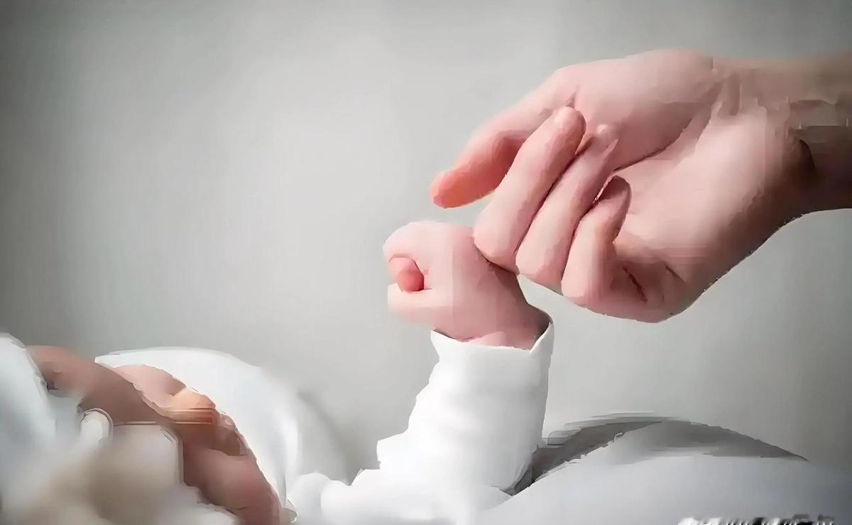 这娃不到十个月，已经会推高椅了。
结果一不小心，直接给推翻了。
看着那小脸儿砸地