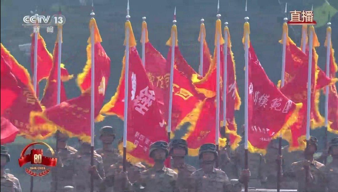 九三盛大阅兵在战旗方阵第一排有一面“铁锤子团”的旗帜，这面旗帜的部队有多牛呢？就