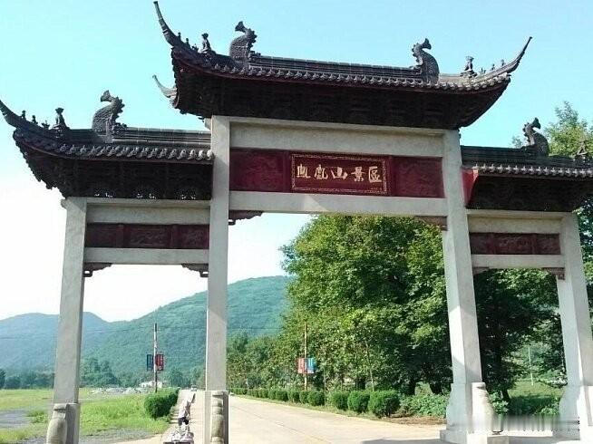 当时传得有鼻子有眼，说1994年那阵子，当地不少人说在凤凰山附近看到不明发光体，