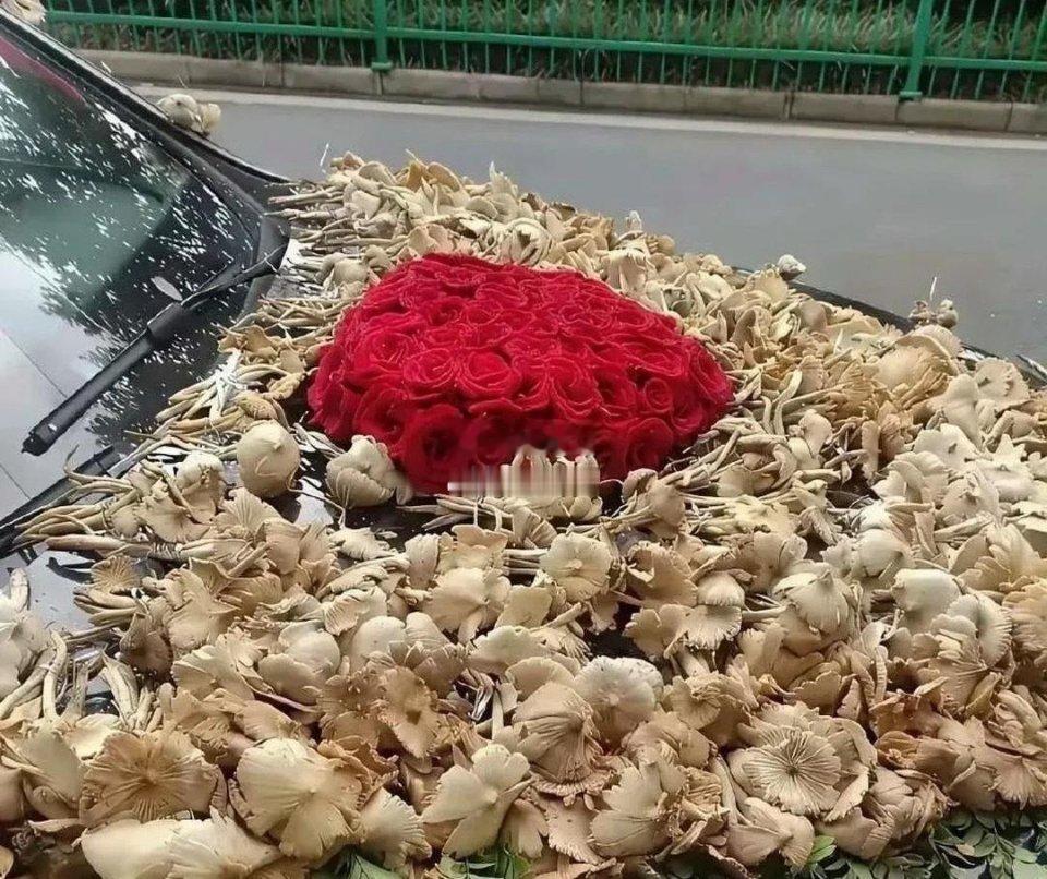 婚车上的一幕惊呆了，这是那个地方的习俗啊。 