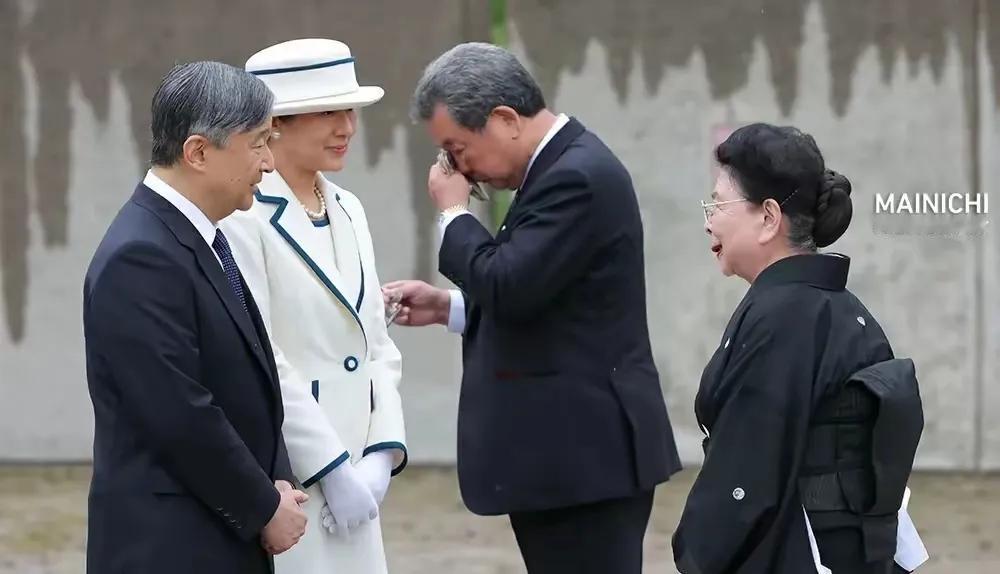 日本天皇访问蒙古国，高调祭拜了死在蒙古国的关东军亡灵，敬献了花圈。祭拜仪式结束后