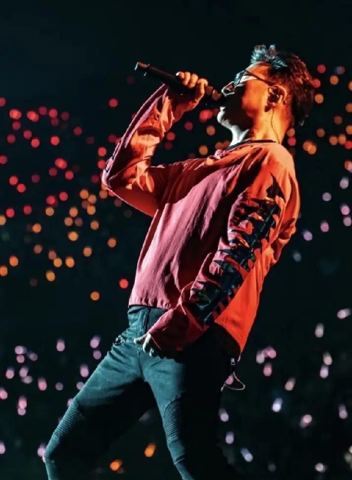 估计现在全网最懵圈的人，
就是章子怡了，
她怎么也想不到，

前夫汪峰演唱会上一