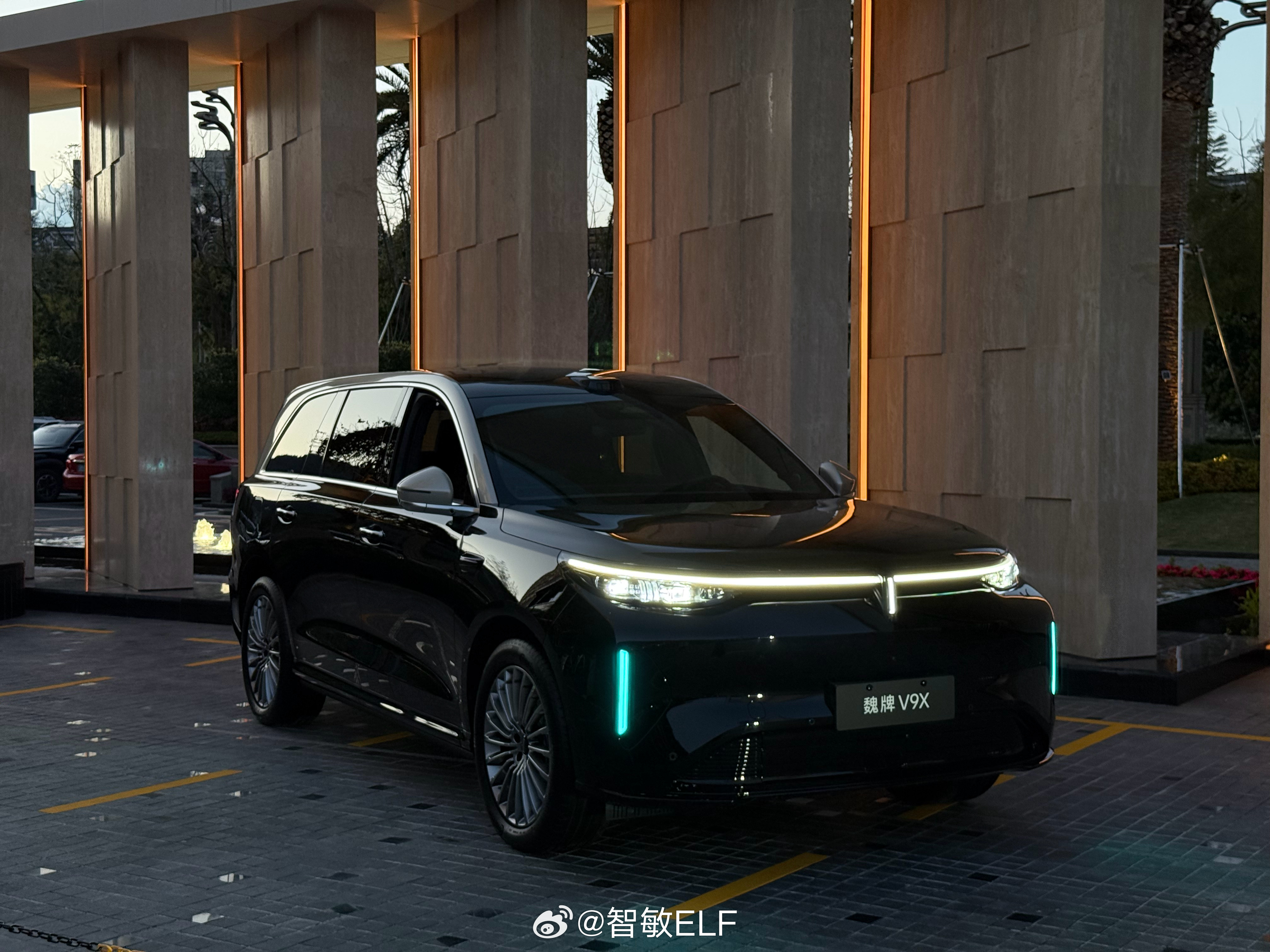 明天拍魏牌V9X这大床房属实让强迫症狂喜太板正了！！！而且他门板上也能手机无线充