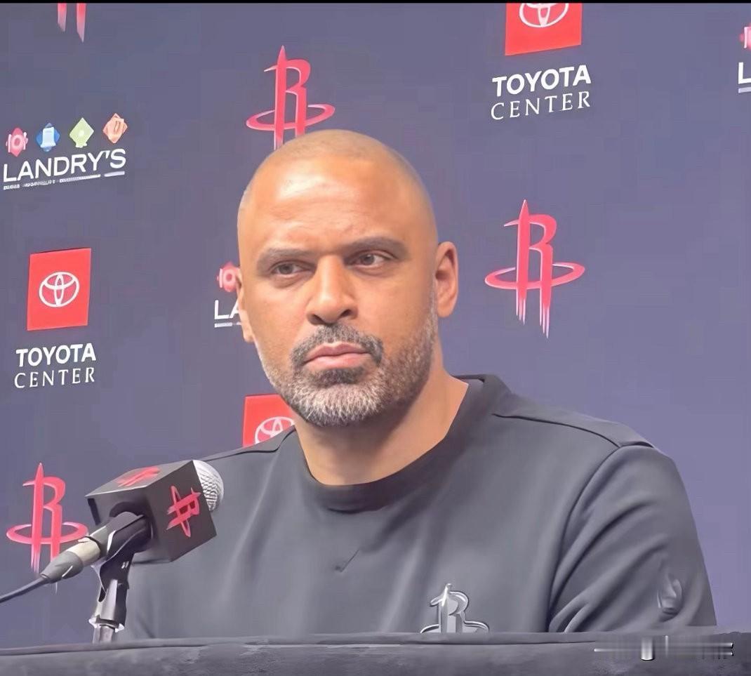 火箭季后赛主场大片空座，球迷早已用脚投票，彻底放弃球队。乌度卡过度透支杜兰特的用