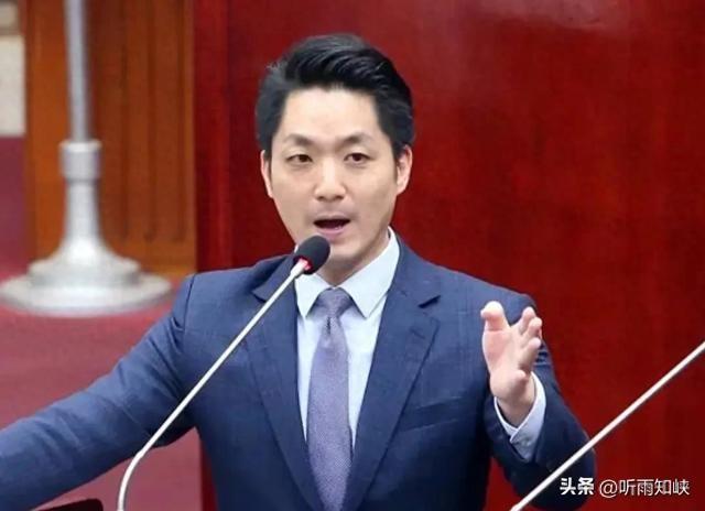 3.4万人投票，86%要求他辞职。这不是民意，这几乎是碾压式的不信任。
但总有人