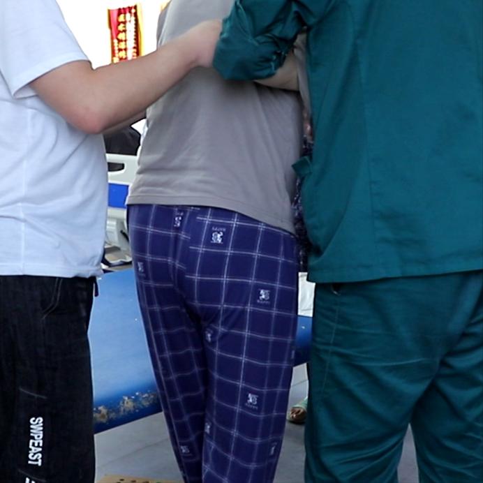 偏瘫：有人走路摇摇欲坠，有人稳如磐石？差别就在这3个动作

第一个动作：臀桥
平