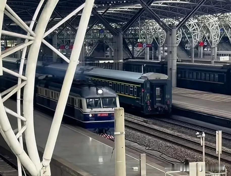 车迷镜头下的南京站内的东风11内燃机车。南京站是京沪铁路上的一个大型的省会火车站