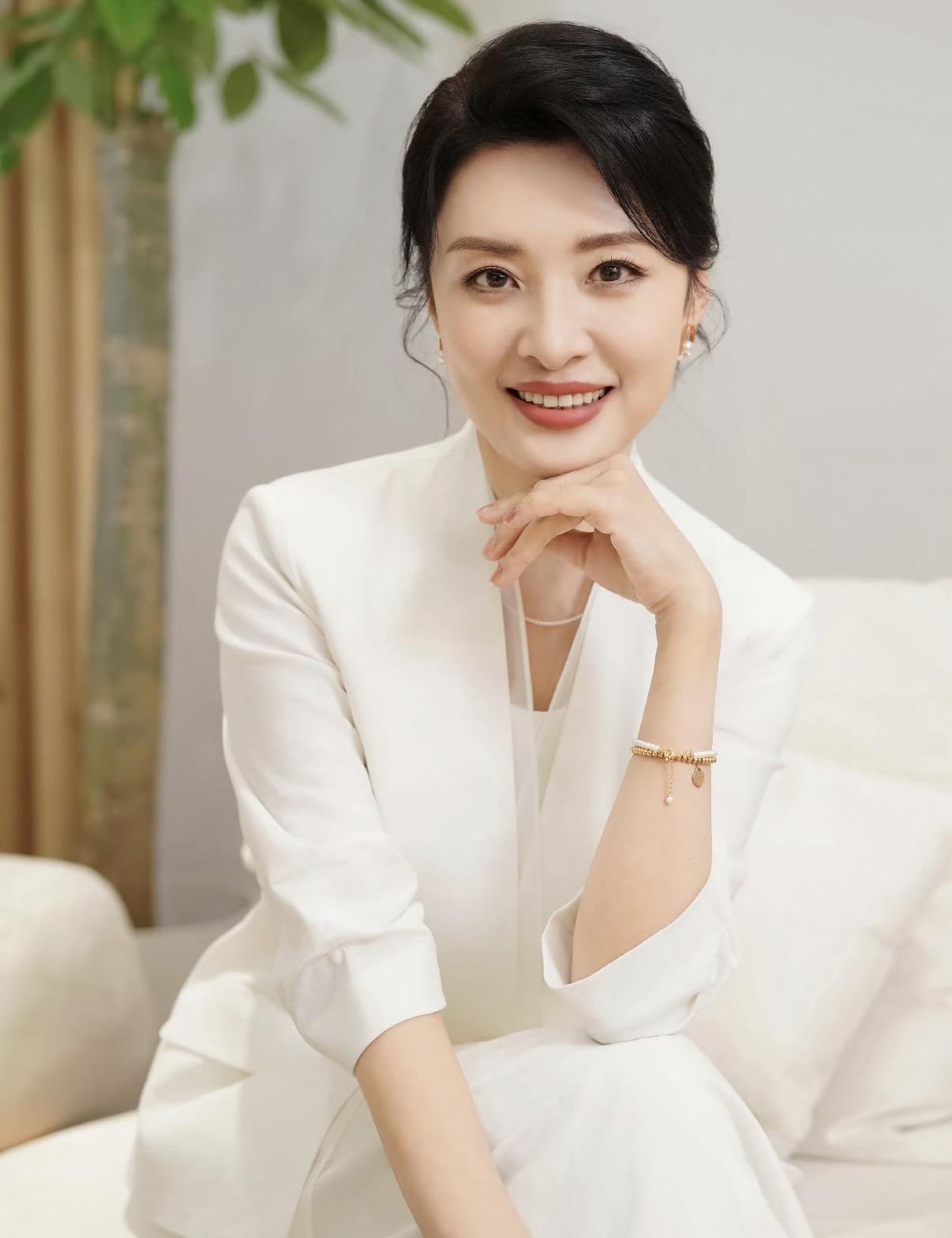 75岁的刘晓庆拍短剧我不意外，

刘晓庆和小自己30岁的男演员拍吻戏，我也不自在