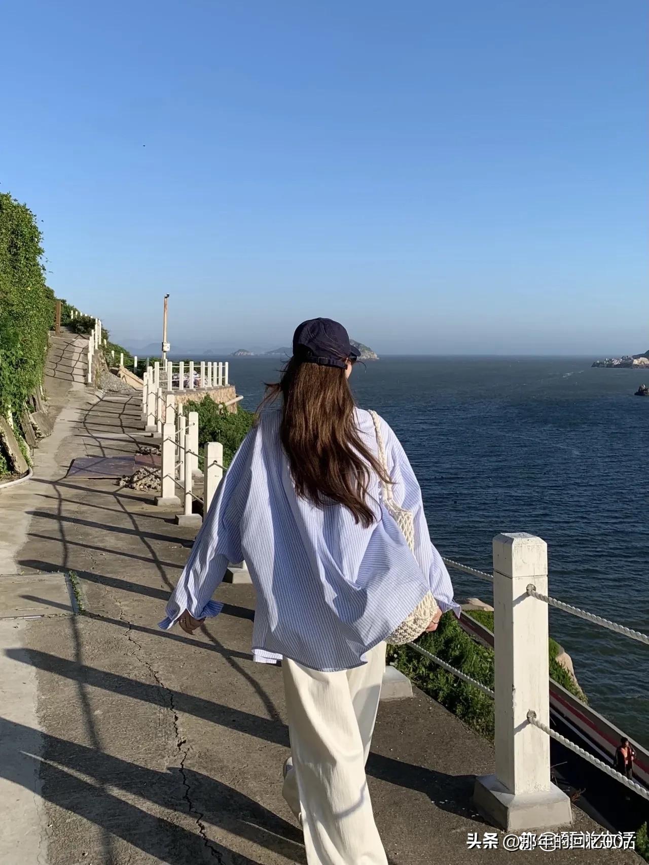 想象一下，一个女孩在海边的路上散步，那画面简直太美好了。就像刘萌萌在海边漫步，穿