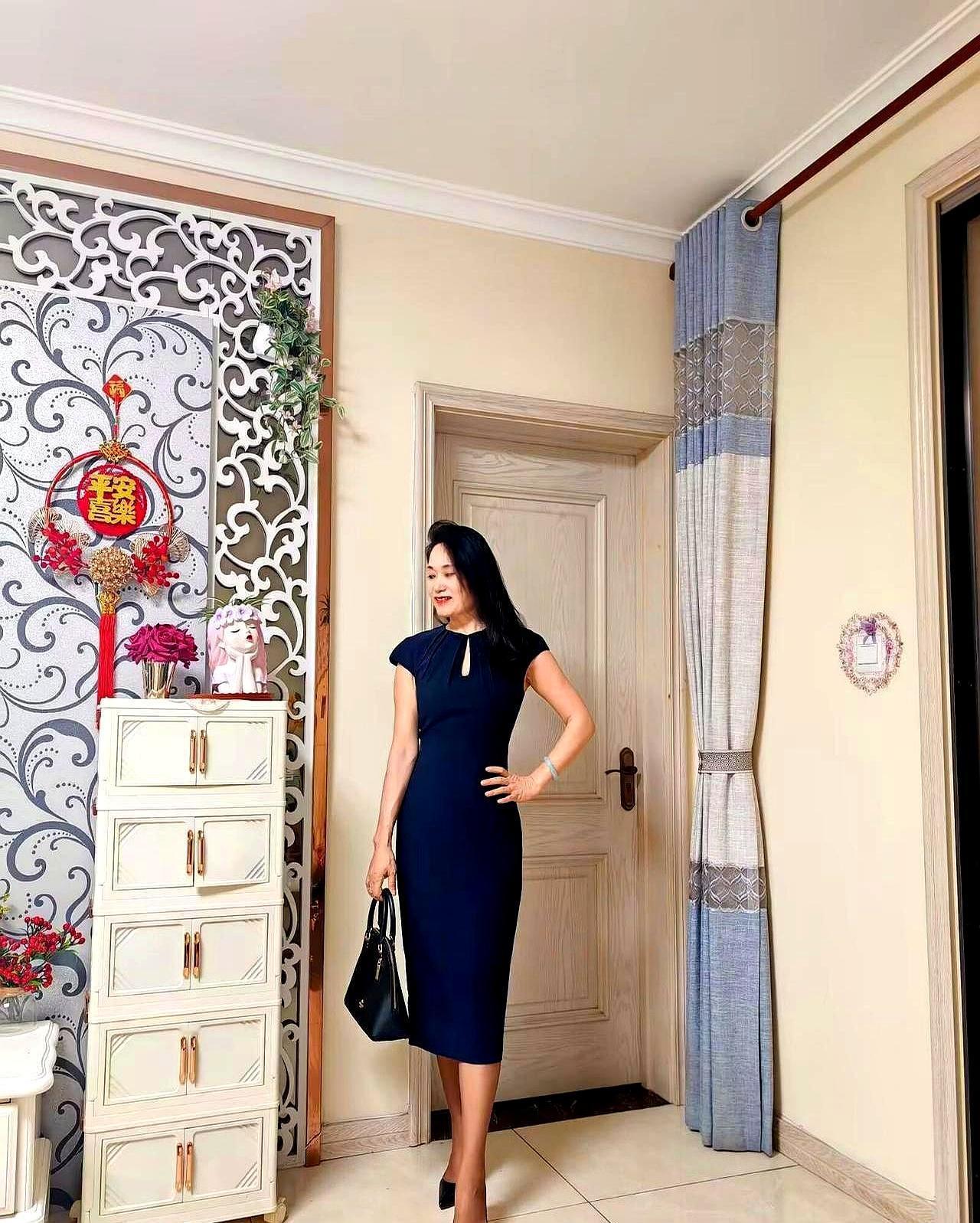 55岁，上百条裙子，去年600块那条今年拉链崩了。体重就涨三公斤，肚子先鼓，裙子