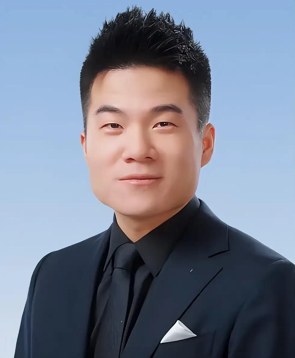 董宇辉再度清空个人微博内容。相比第一次清空微博是对热搜文化的公开反抗，这一次清空