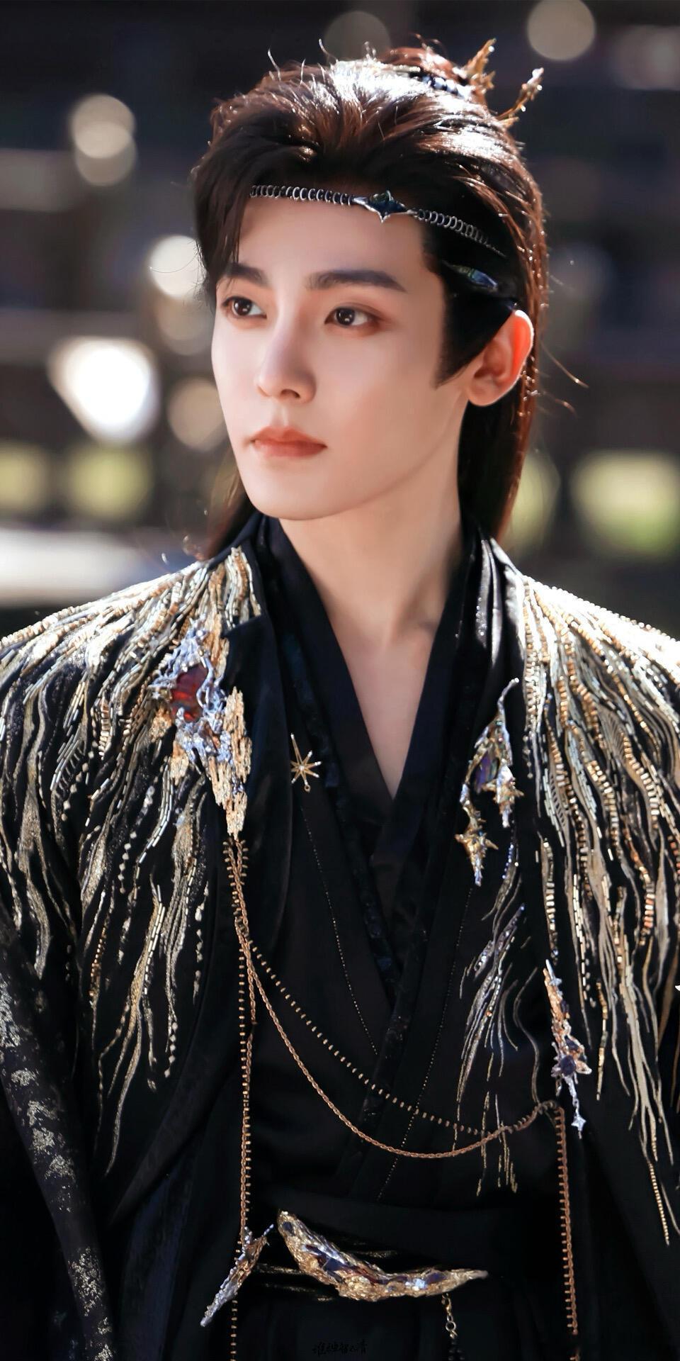 侯明昊四部作品入围微博视界大会 侯明昊再次用实力证明自己，👖追剧《入青云》，一