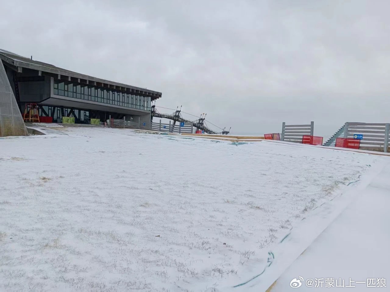 【北京，下雪了！🌨️❄️】海陀山下雪了！10月19日夜间至20日凌晨，海陀山悄