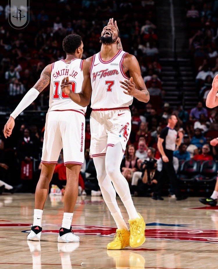 明日vs76人，火箭队将身穿城市版球衣，这套球衣本赛季8胜8负。76人vs火箭休