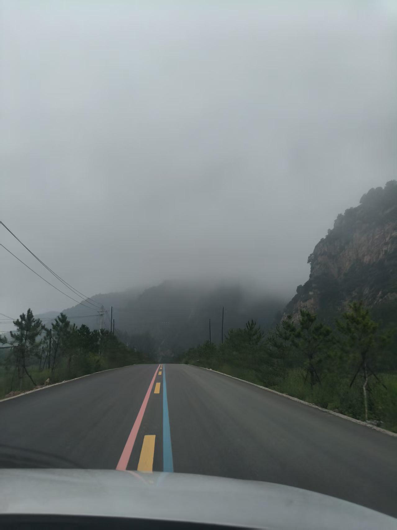 夏天来五台山避暑是绝佳之地，午后18度的气温，高山上云雾缭绕清凉怡人，让人留恋忘