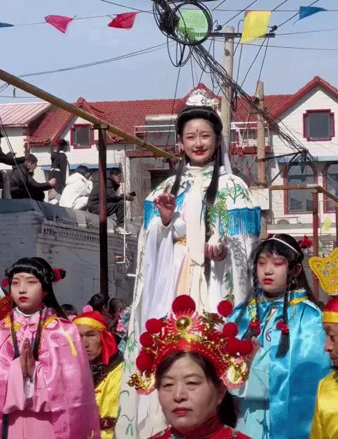 邯郸市丛中村花会艺术节，扮演观音菩萨的小女孩火了，网友都说她慈眉善目，村民比导演