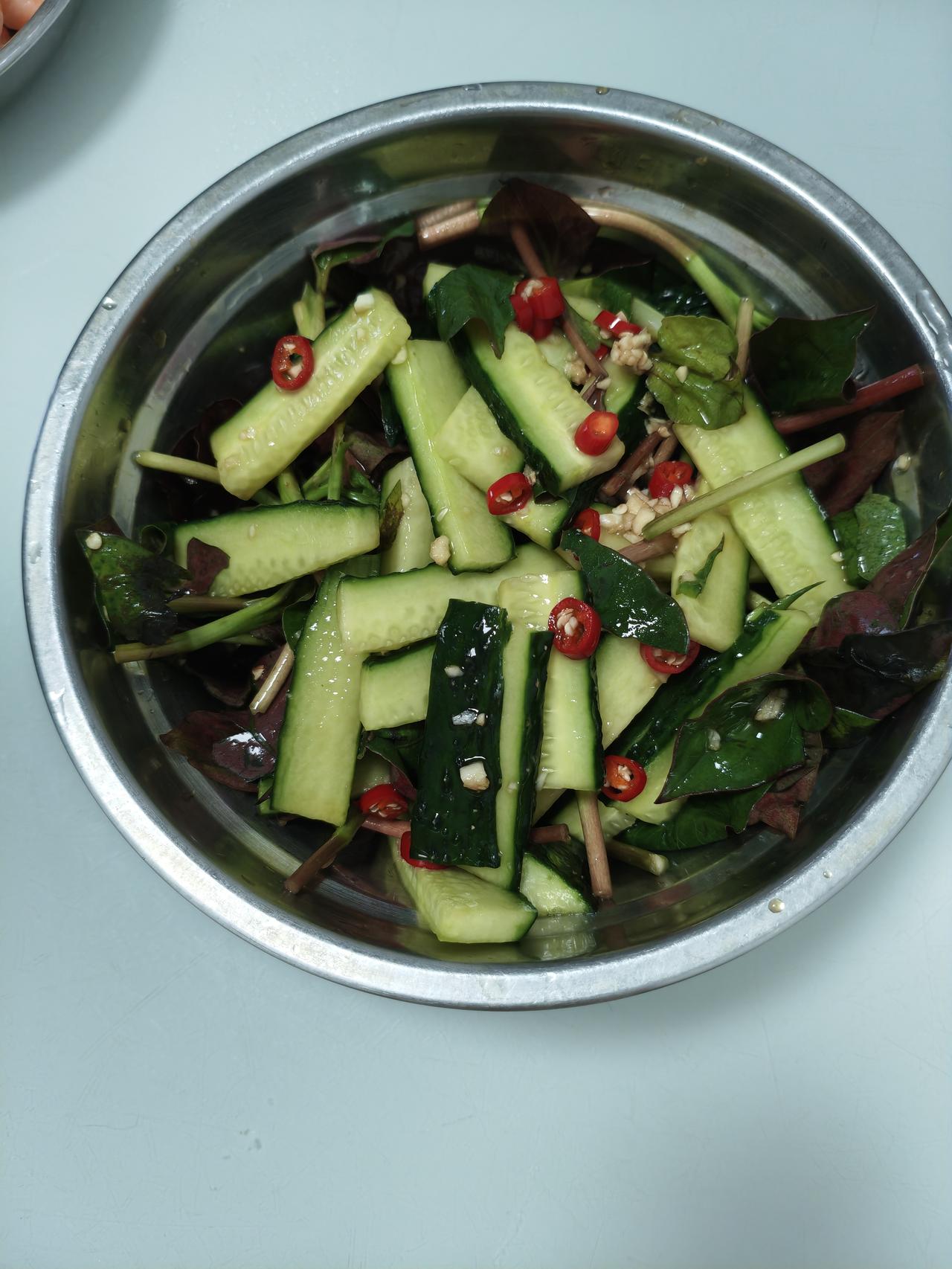 春日三餐打卡假期美食，昨天儿子在家休息，昨天晚上做了青瓜鱼腥草凉拌菜，白灼虾，菠