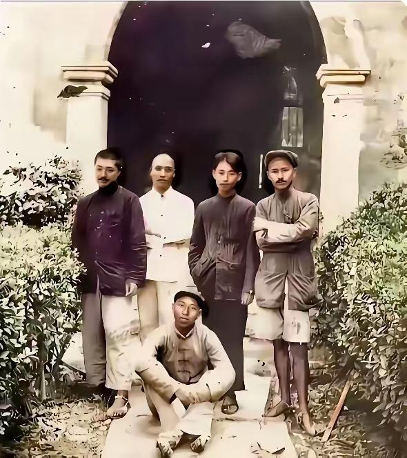 这张合影拍摄于1935年8月湖南澧县天主教堂门前，是红二、六军团核心领导人留念，