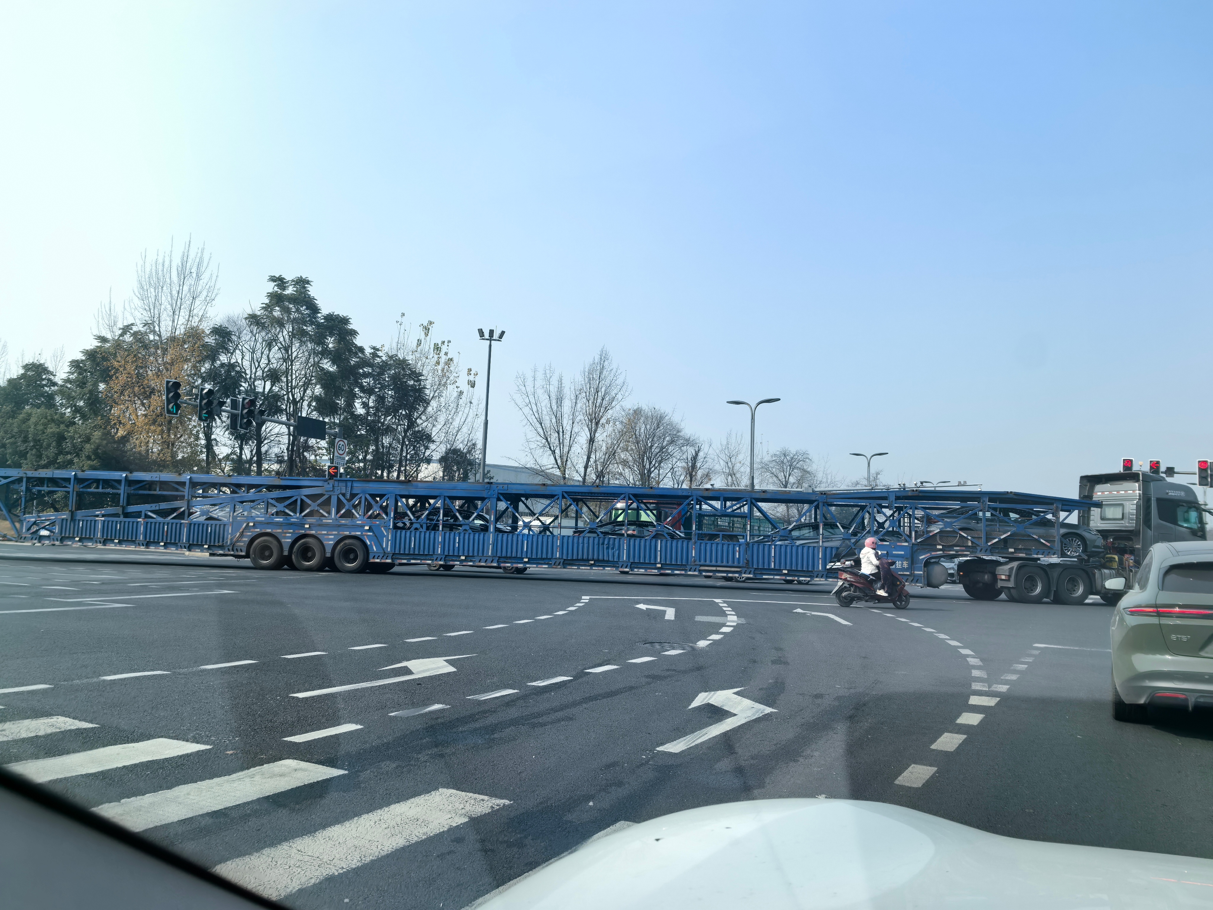 这货车估计比一节火车还长 这种超长车辆转弯屁股太危险了 成都