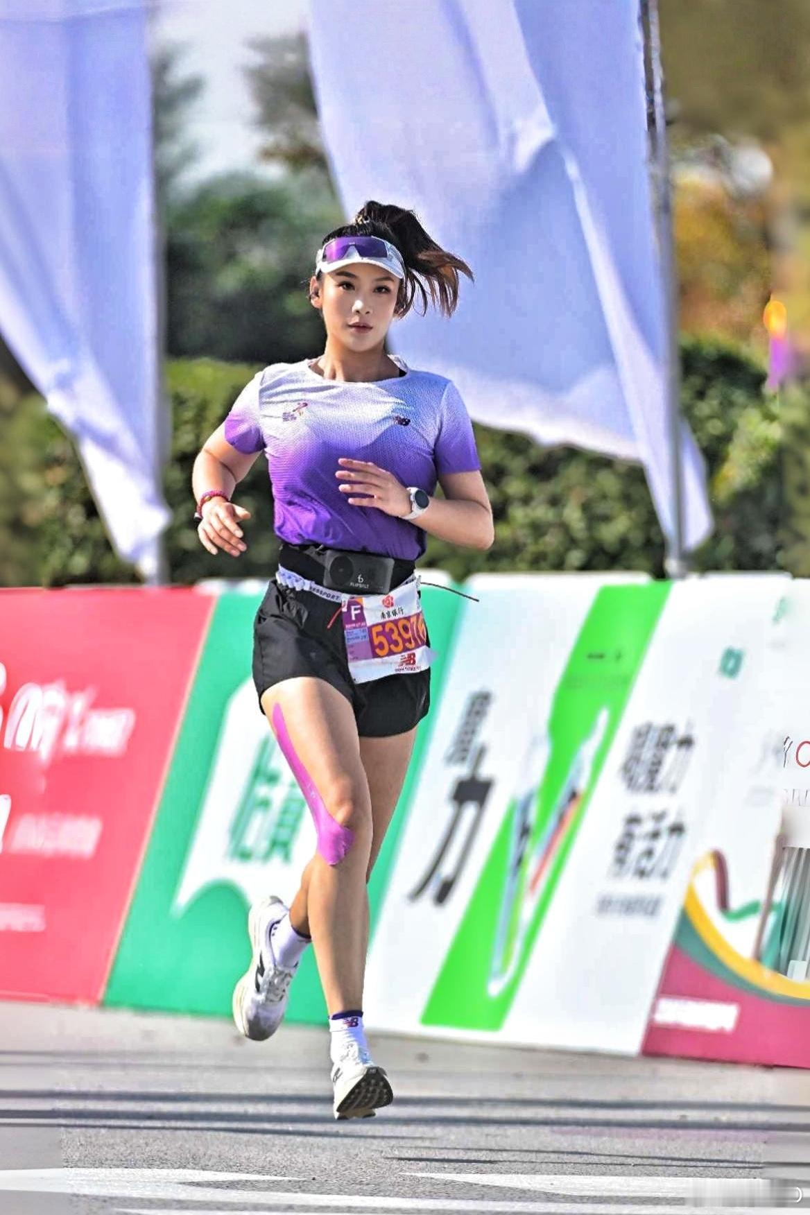 昨天赛后就翻了爱云动相册，跑维没看，结果今天看了一眼，出不去了。怎么感觉赛道摄影