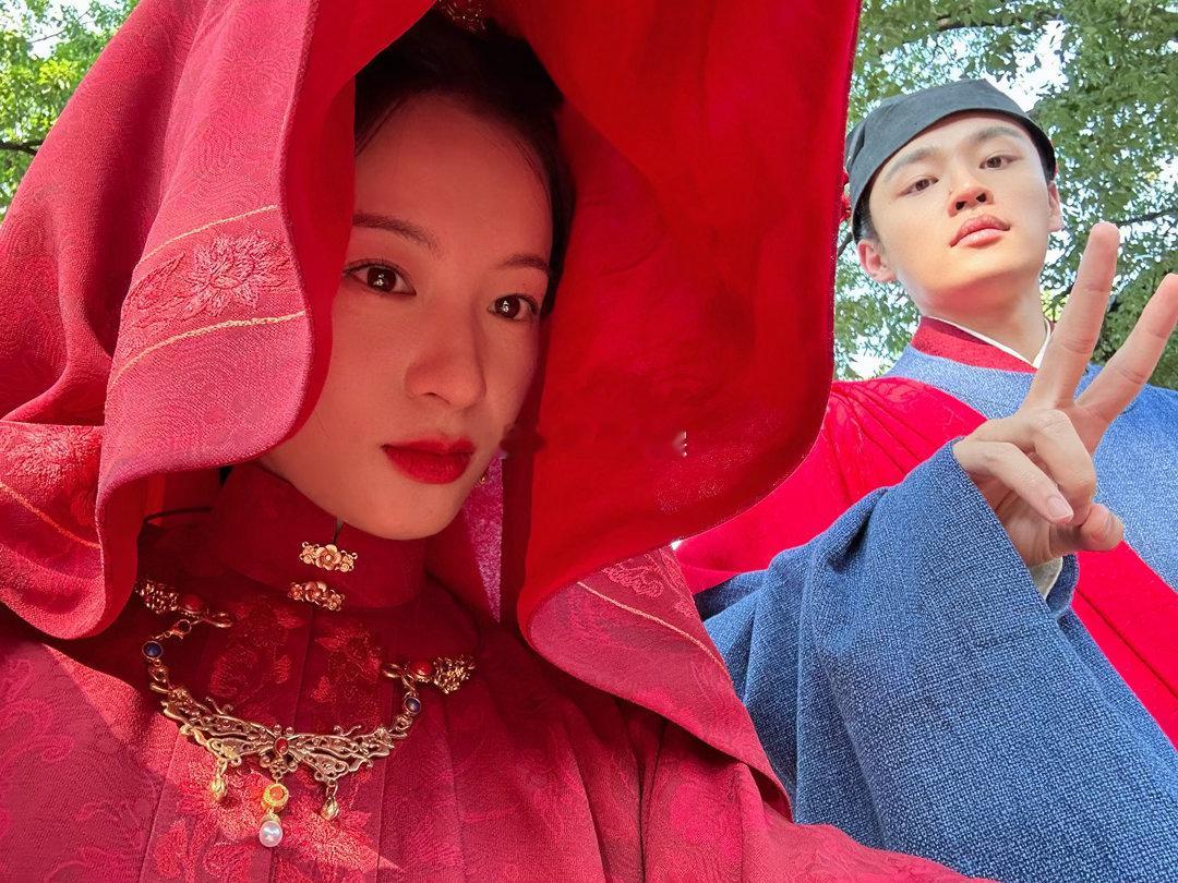 李嘉鑫说甘棠结婚只有她自己知道回看剧情里甘棠和小莲哥哥的相处瞬间，没有轰轰烈烈的