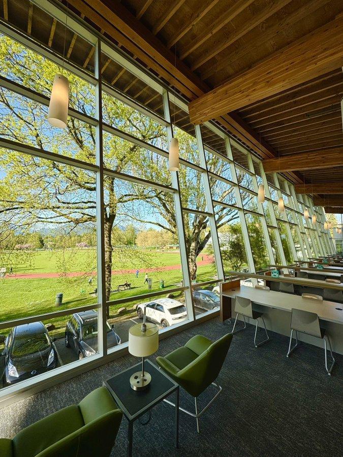 加拿大温哥华Burnaby Public Library（本拿比公共图书馆）的 