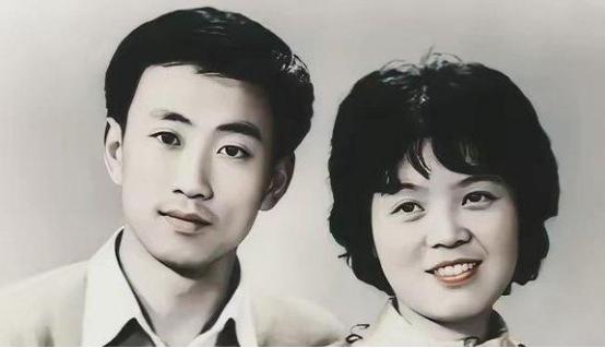 [微风]1977年,知青刘小勇考上大学。临走前夜,17岁王爱娟含泪解开衣扣:“小