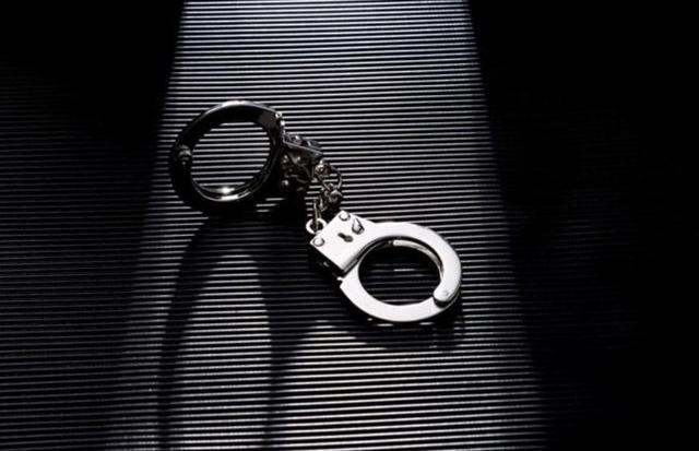 广东邻居新房凌晨惊魂：妻子携智残丈夫赴死，坠楼悲剧背后是邻里积怨还是人性绝境？