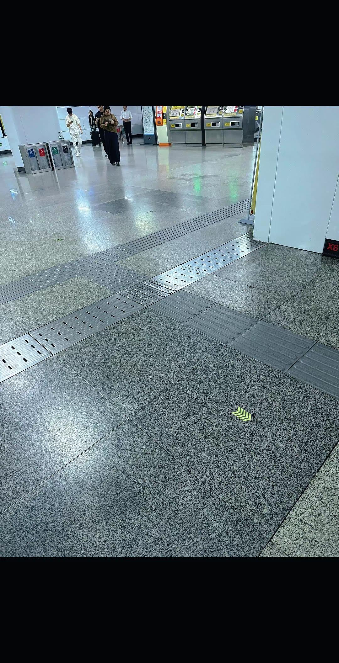 地铁站稳扶好