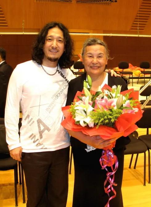 著名指挥者郑小瑛女士和作曲家三宝同框。郑小瑛女士多次参加大型音乐会并担任音乐会指