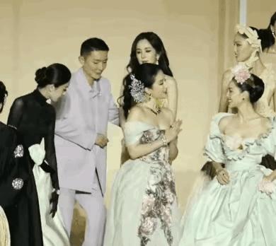 刘亦菲和杨幂，曾经一起拍过戏，现在同台像陌生人。
不是谁对不起谁，是路走岔了。