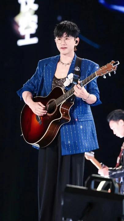 曝陈奕迅带女儿上音综国粤无双乐坛顶流父女档来袭，陈奕迅带女儿首登音综，强大制作班