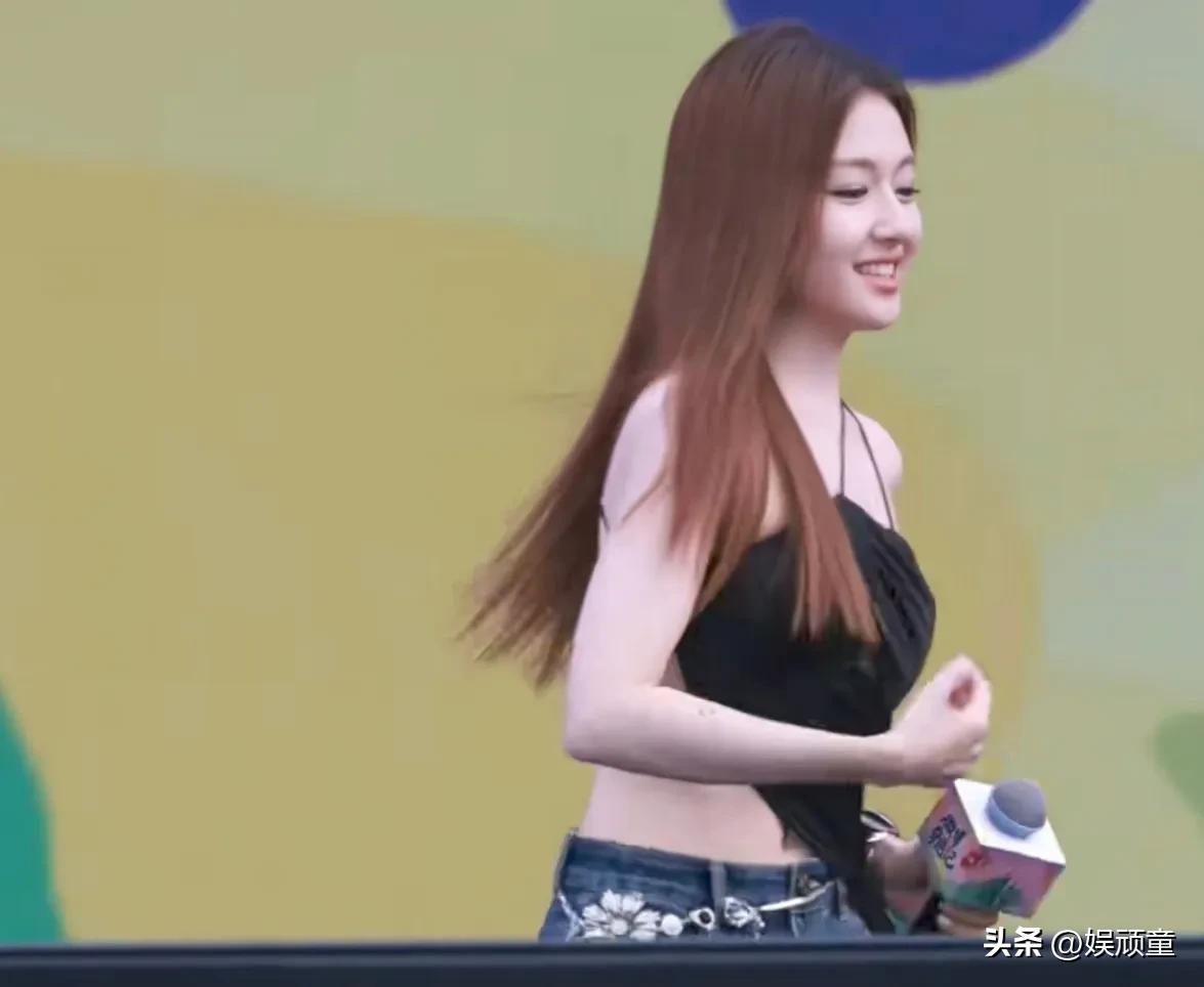 李兰迪这身衣服不好评价！
尤其是上半身，说布料少吧，还多出来那么长一块黑色的！