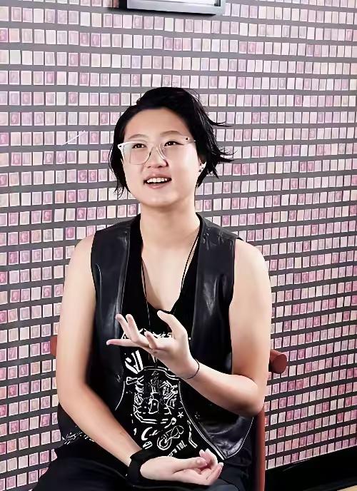 成龙女儿名字出现在海报上。成龙有钱人脉关系广，闺女出圈是水到渠成的事，把爸爸设计