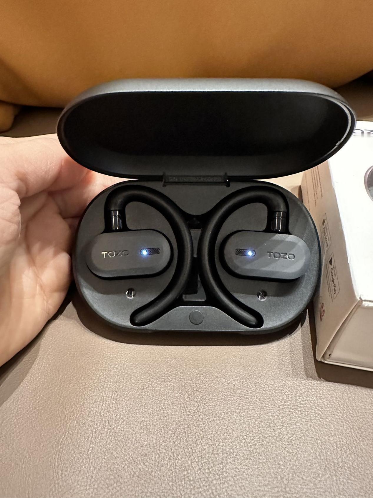 【TOZO OPEN开放式蓝牙耳机】1、支持双轴可调（60°纵向旋转+90°横向