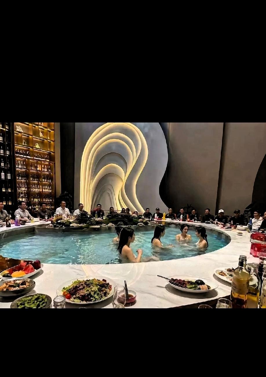 刚刷到这张照片不知道真假？
也不知道这是在哪里，也不知道是不是在拍电影，这是酒池