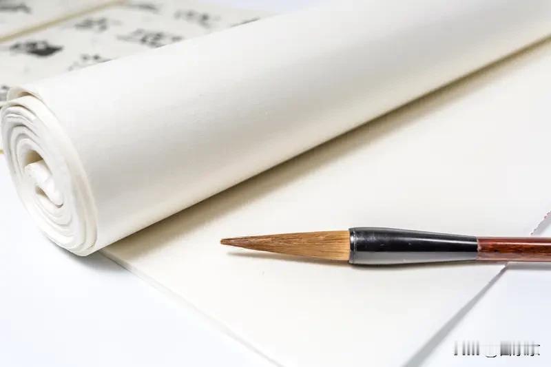 从一开始拿毛笔手抖，笔画写得歪歪扭扭，到现在慢慢找准笔锋、稳住节奏，整整练了一年