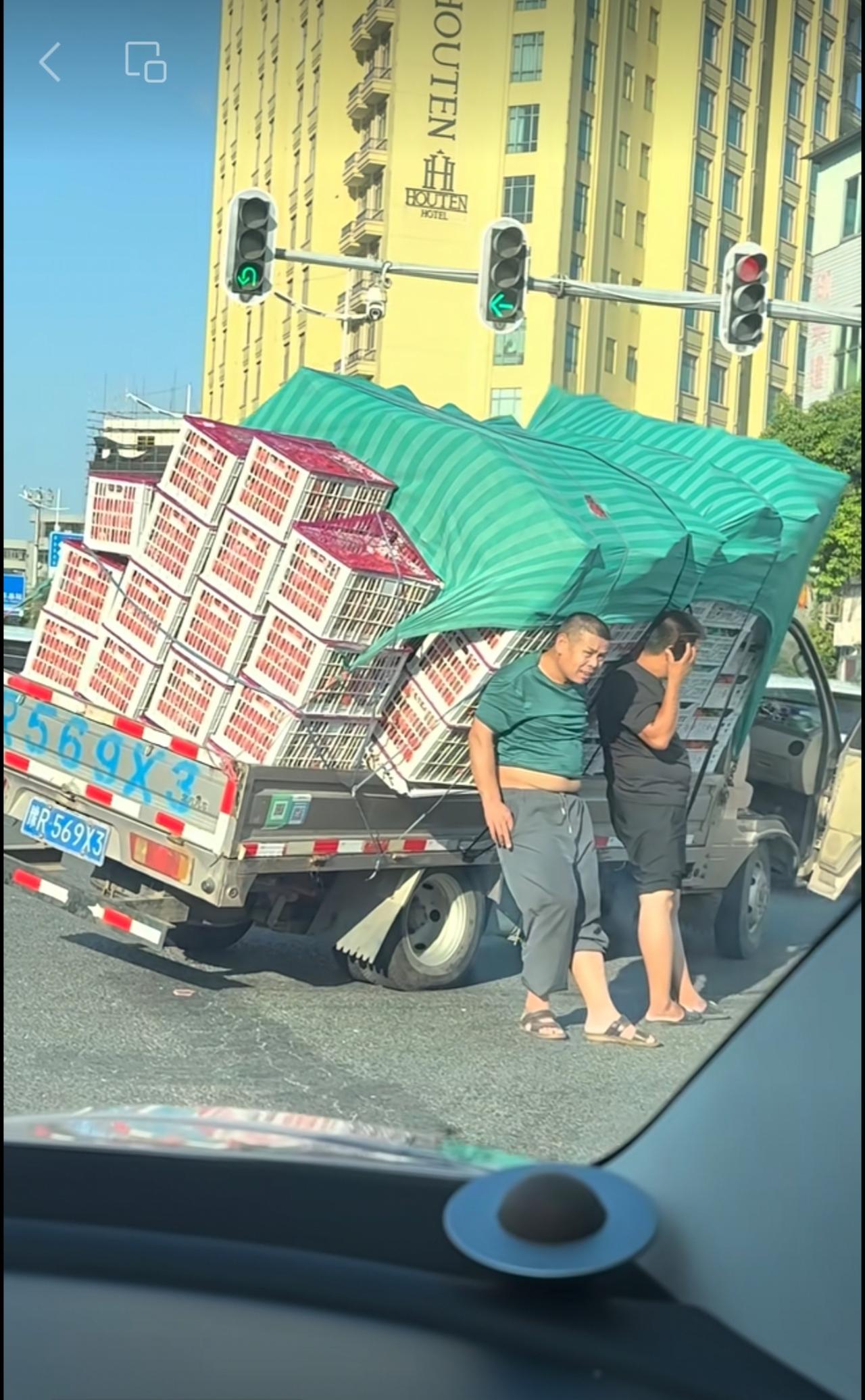我很想下去帮忙 可是这里不能停车[捂脸]