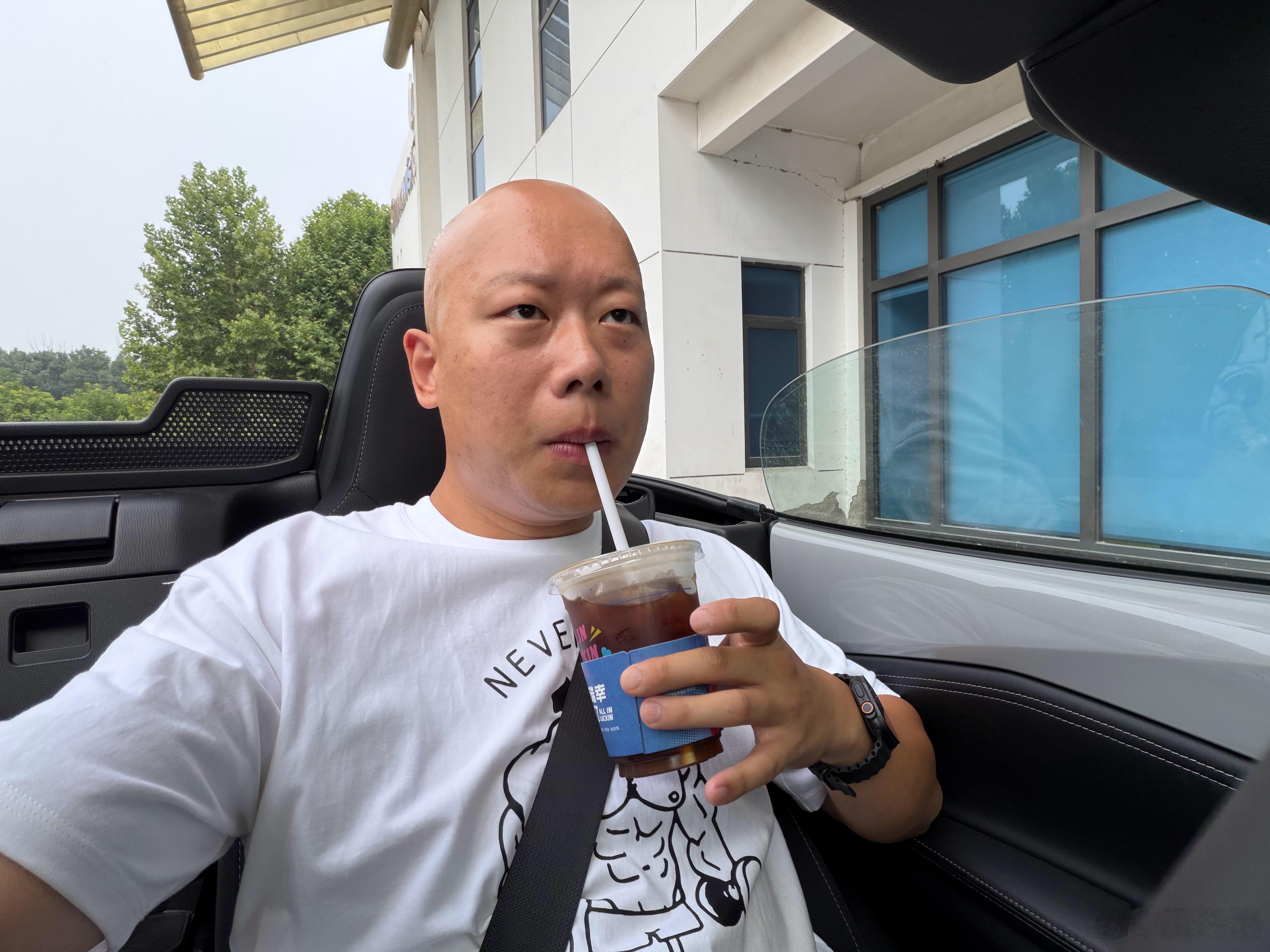 并不是非要没事开个敞篷车到处跑，只是为了买咖啡，不得不开着出来。 