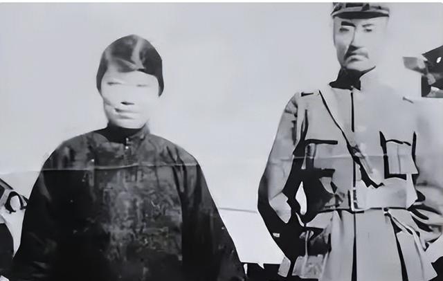 1949年，北平散兵游勇登记处，一位老人拄着拐，在副官搀扶下，站定，敬了个礼，说