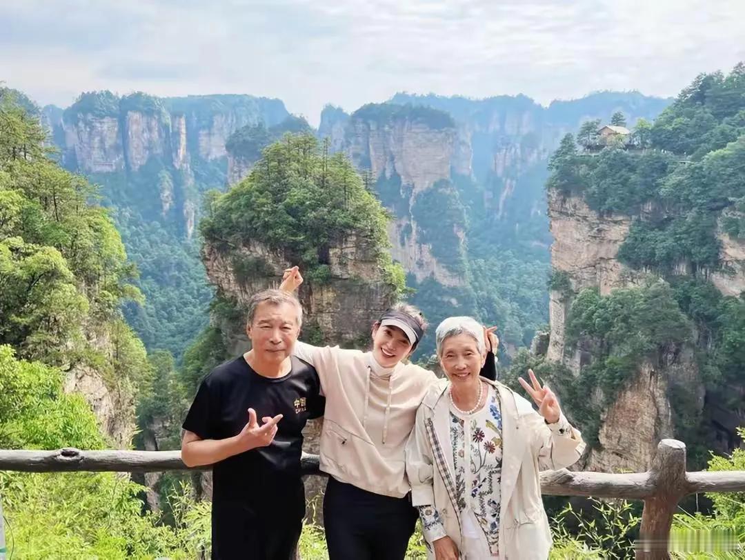 李冰冰晒父母，她爸让她晒一下他和她妈，证明一下她的高颜值不是遗传了她妈妈！

那